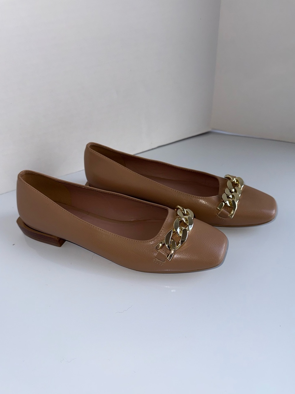 LINEA PAOLO Classic Chain-Accent Women's Interview Outfits Flats in Tan 6.5